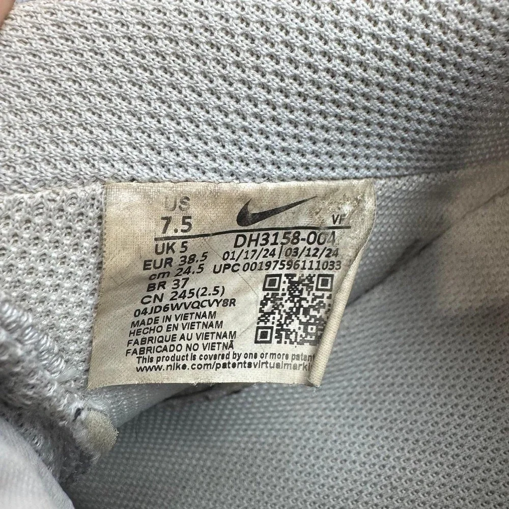 Nike Women's White & LiNike Women's White & Light Blue Fashion Sneakers Size 7.5